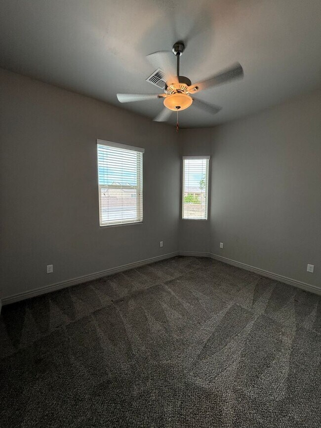Building Photo - 4 Bedroom in Villa Chaparral!