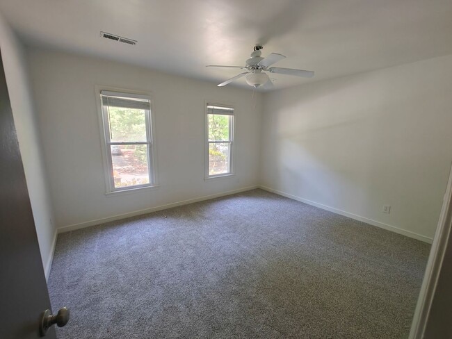 Building Photo - 4 bedroom2 bath home