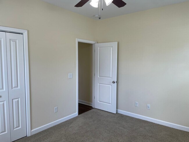 Building Photo - 3 Bedroom 2 Bathroom House with Large Fenc...