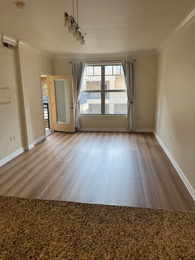 Building Photo - 1 bed/1 bath condo unit
