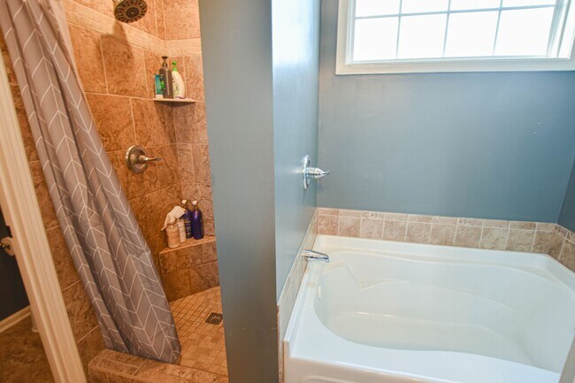 Building Photo - Pet Friendly Three Bedroom!