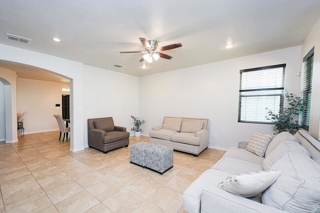 Building Photo - 9813 Sandhill Dr