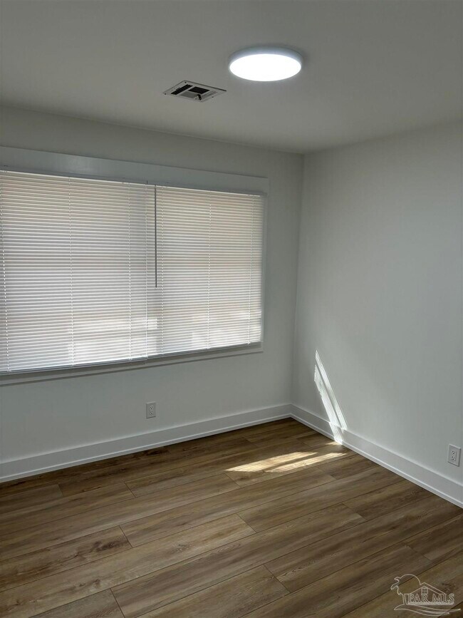 Building Photo - 3600 Forest Glen Dr