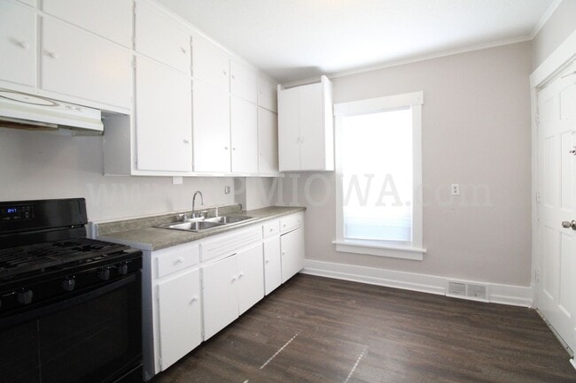 Building Photo - CHARMING!! 3 bedroom, 1.5 Bath Home in Des Moines
