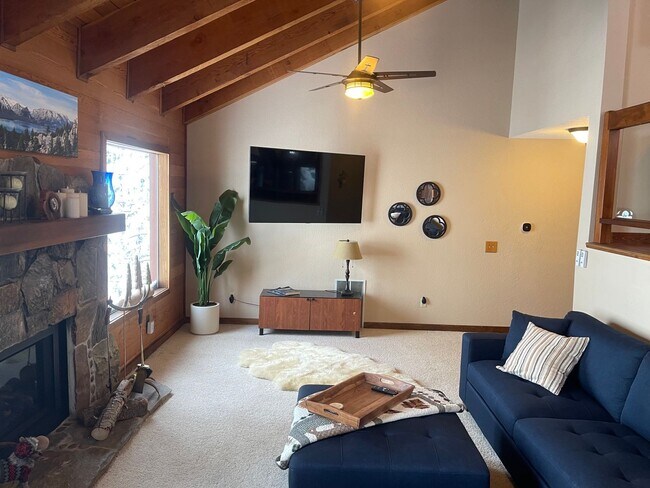 Building Photo - Beautiful furnished house in Stateline available now!