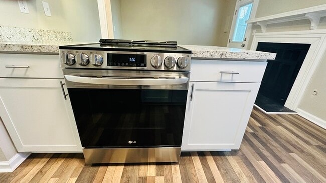 Building Photo - 3 BEDROOM END UNIT TOWNHOUSE FOR RENT IN V...