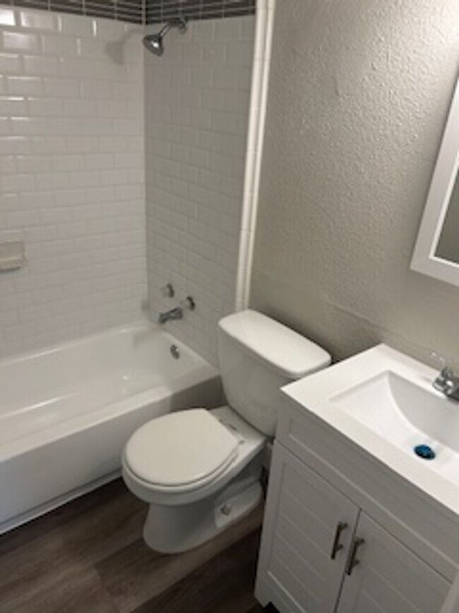 Building Photo - 3 bdrm/2 bath home available immediately!