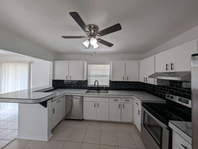 Building Photo - 1101 Lodge Cir