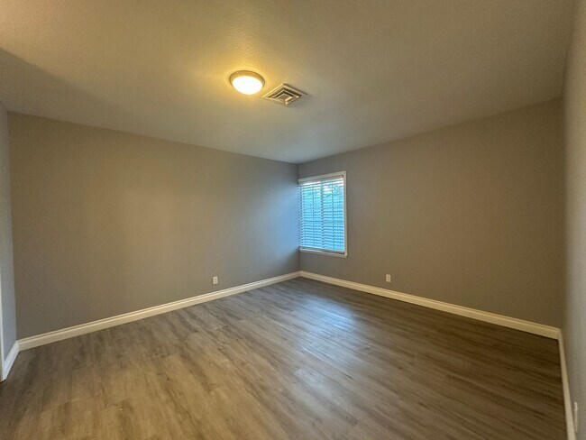 Building Photo - 3 Bedroom home with pool and RV parking