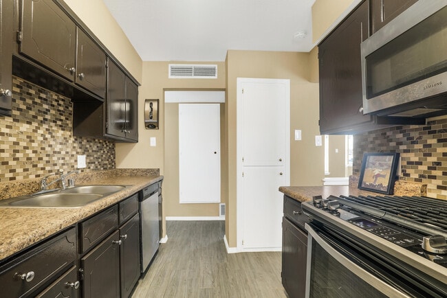 Building Photo - 5664 Longview Dr