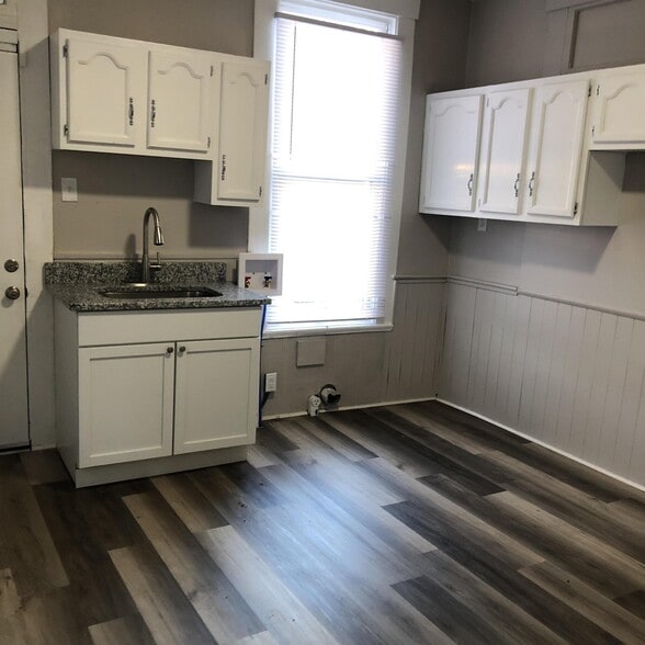 Building Photo - 2327 Duncan St