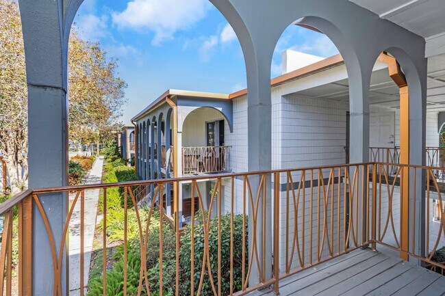 Building Photo - 4401 W Kennedy Blvd