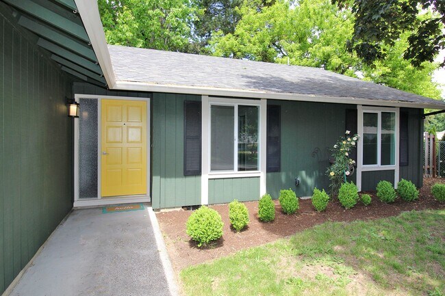 Building Photo - Freshly Remodeled Sprawling 3 Bed, 2 Bath ...