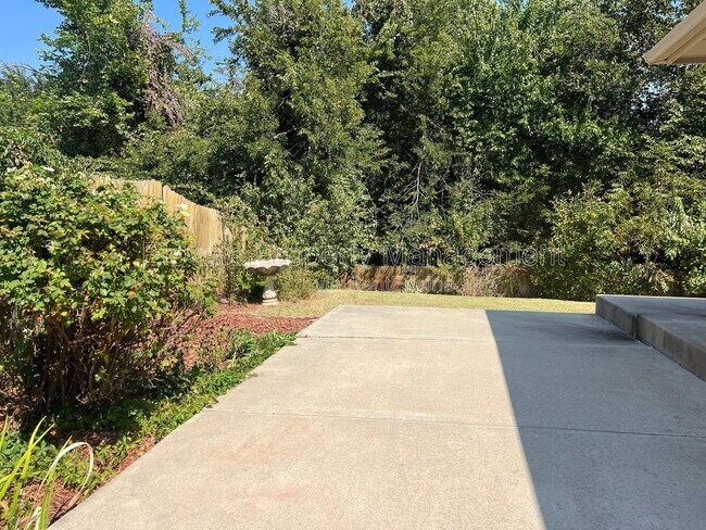 Building Photo - 1709 Del Simmons Dr