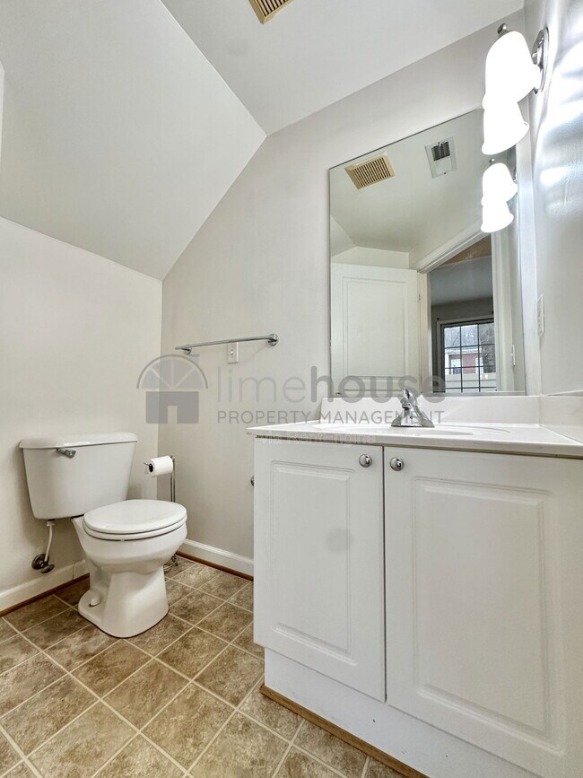 Building Photo - 5872 Ludington Dr