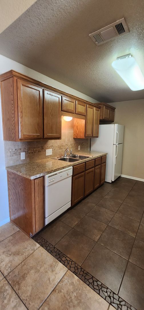 Building Photo - Lovely 2 Bed/2 Bath Duplex in Trimmier Est...