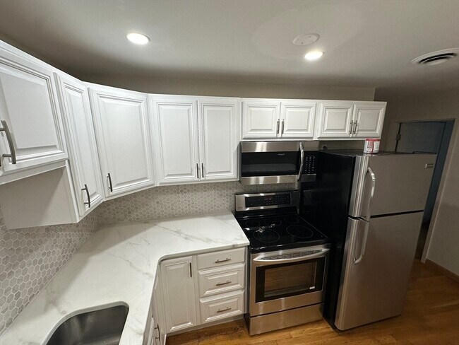 Building Photo - 386 Commercial St