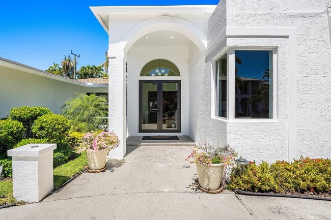 Building Photo - 735 NE 6th St