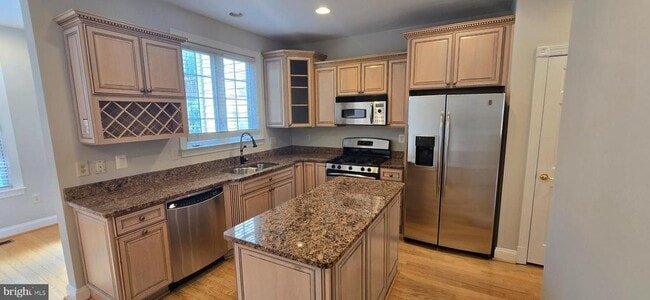 Building Photo - 47565 Royal Burnham Terrace