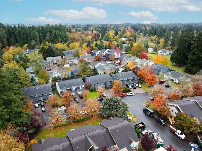 Building Photo - 3 bedroom townhouse with Garage!! Wont last! Call Now!!