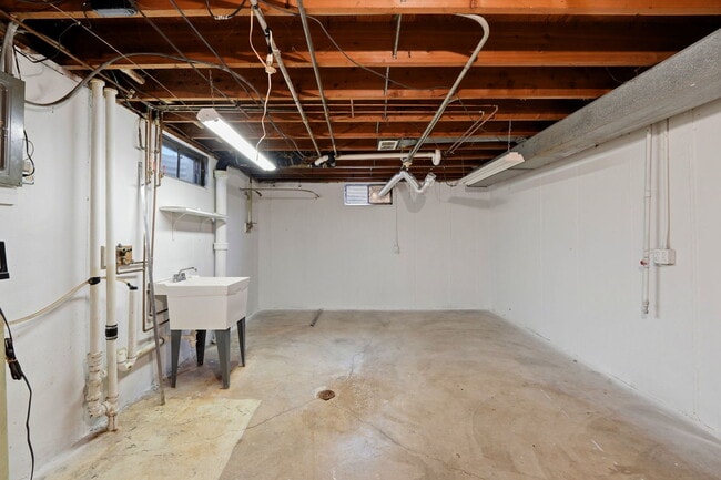 Building Photo - 152 Crestwood Dr