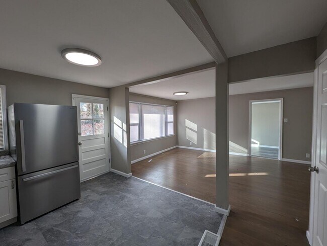 Building Photo - House on Hedge