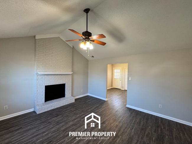 Building Photo - Cozy 3BR Memphis Home w/ Vaulted Ceilings, Fireplace & Fenced Backyard