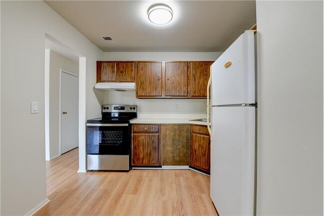 Building Photo - 6 College Dr