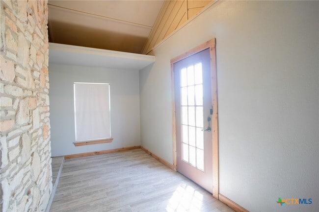 Building Photo - 4692 S E River Rd