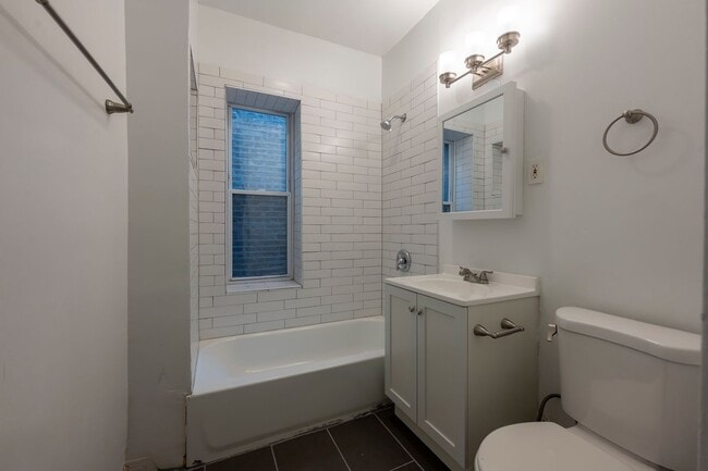 Building Photo - Sunny Spacious 3 Bedroom 1 Bathroom