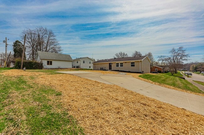 Building Photo - 911 Mayfair Dr