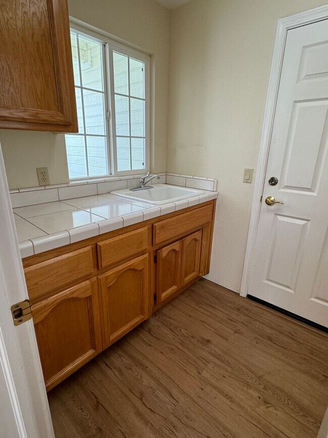 Building Photo - Not your ordinary rental! Pool! Kitchen ai...