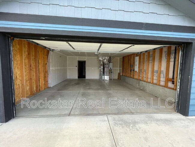 Building Photo - 625 E Canterbury Ln