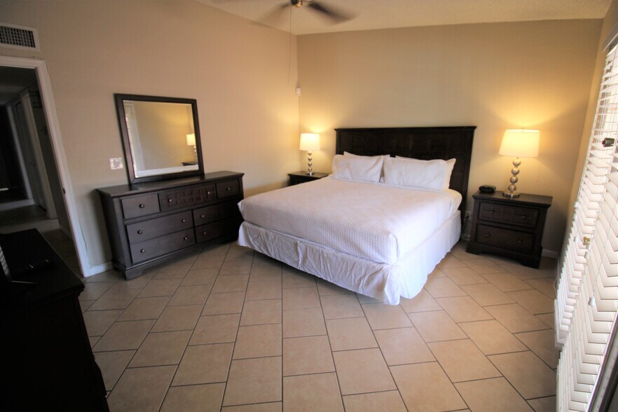 Master bedroom - 3731 E Hampton Ave