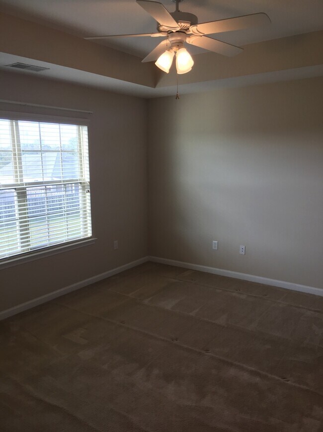 Building Photo - Townhome Available in Richmond Hill City Limits!