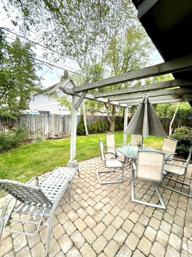 Building Photo - Single Level Westside Home with fabulous backyard!!