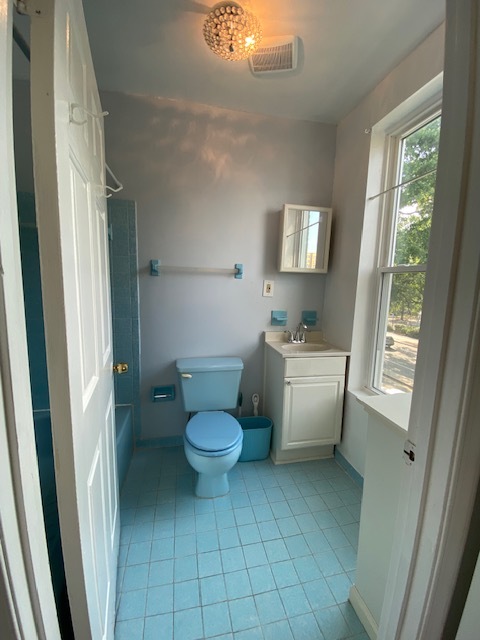 3rd floor: bathroom with tub - 1618 8th St NW