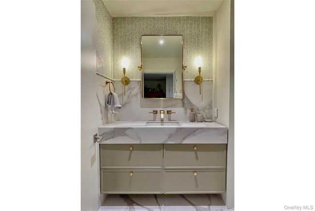 Building Photo - 1050 King St