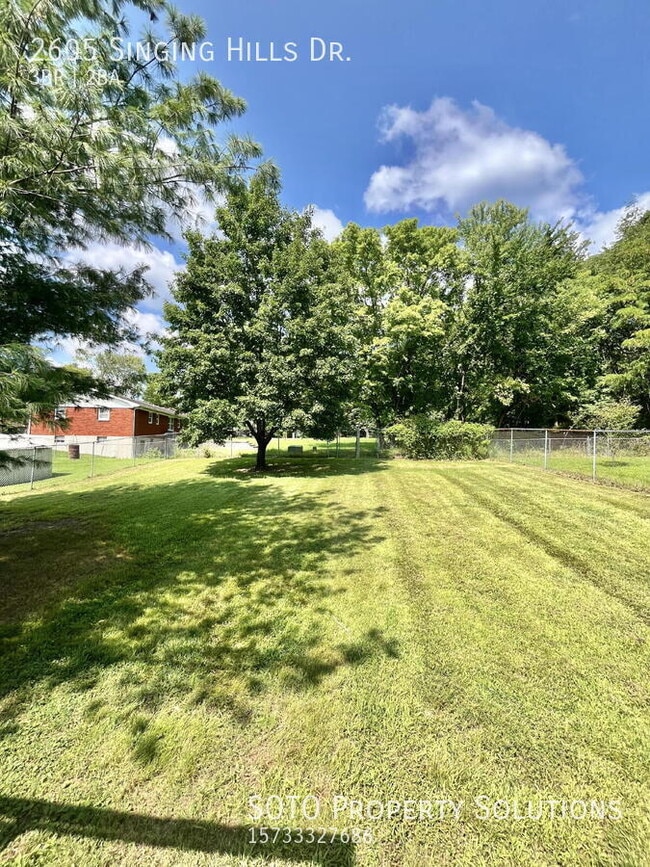 Building Photo - 2605 Singing Hills Dr