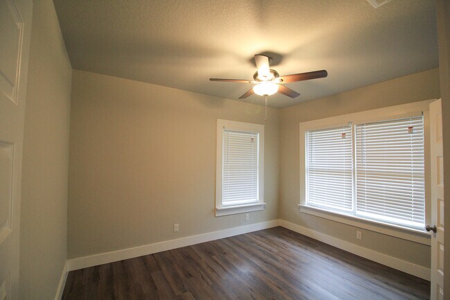 Building Photo - Historic 3/2 Adorable Remodel in Dignowity/Denver Heights