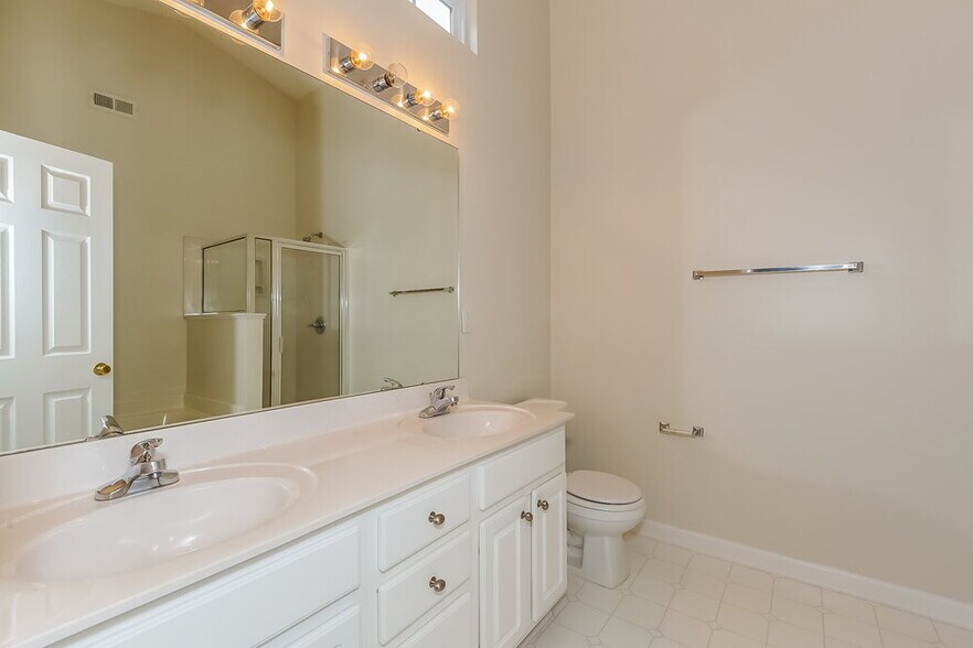 Building Photo - 12405 Poplar Forest Dr