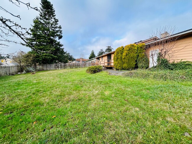 Building Photo - 3 Bedroom Home located in the heart of town! Close to everything!