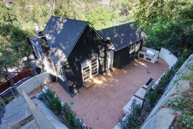 Primary Photo - Stunning Tranquil 2 bedrooms, 2 baths + Bo...