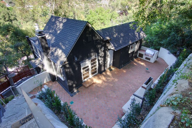 Building Photo - Stunning Tranquil Home in Laurel Canyon wi...