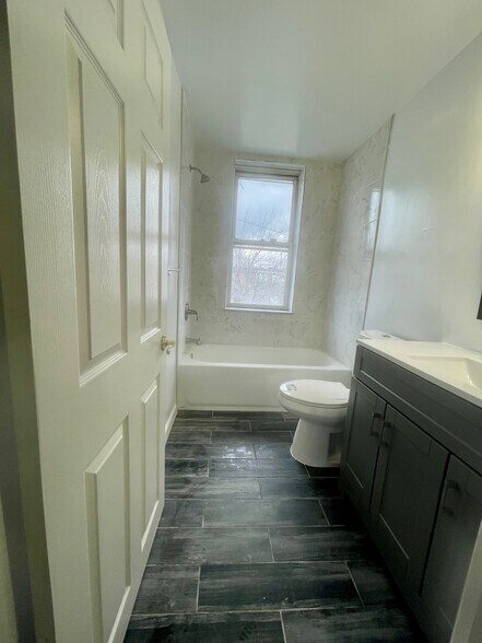 Building Photo - 3020 Kenyon Ave