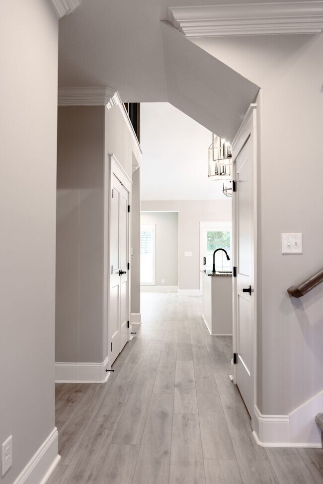 Building Photo - Elegant All-Brick Townhome in a Gated Community in Sango