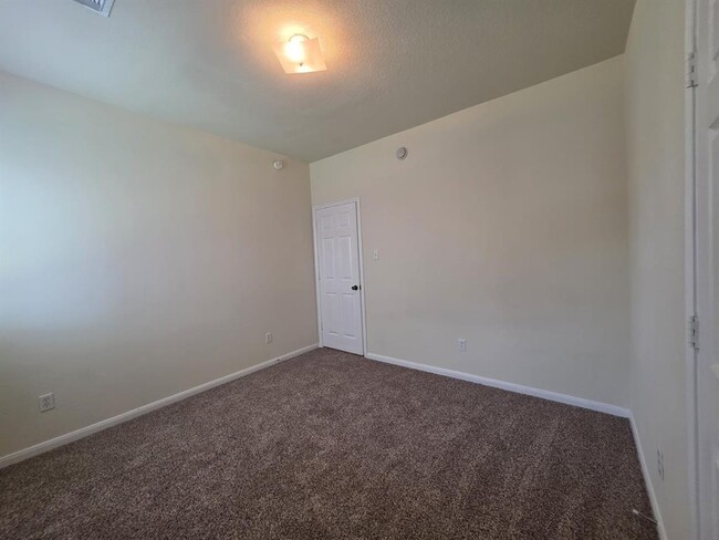 Building Photo - 2026 Makenna Ln