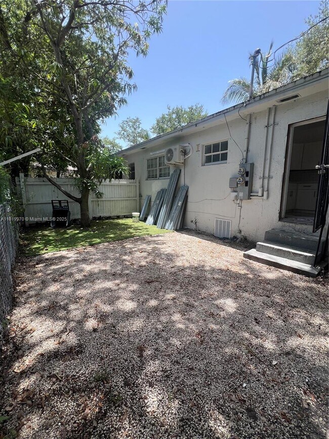 Building Photo - 6701 NE Miami Pl