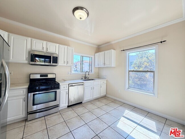 Building Photo - 605 1/2 Tularosa Dr
