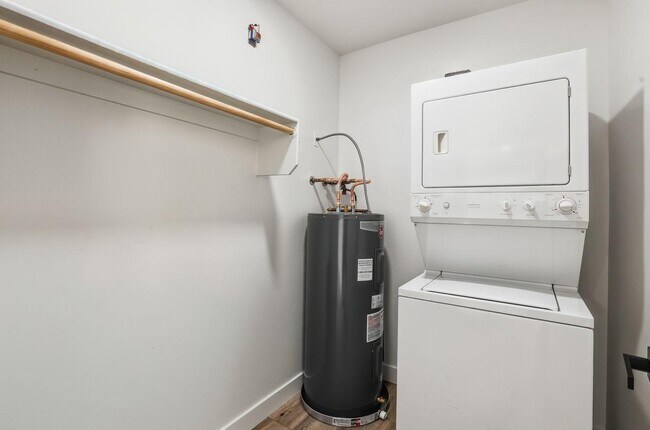 Building Photo - 1111 W University Dr